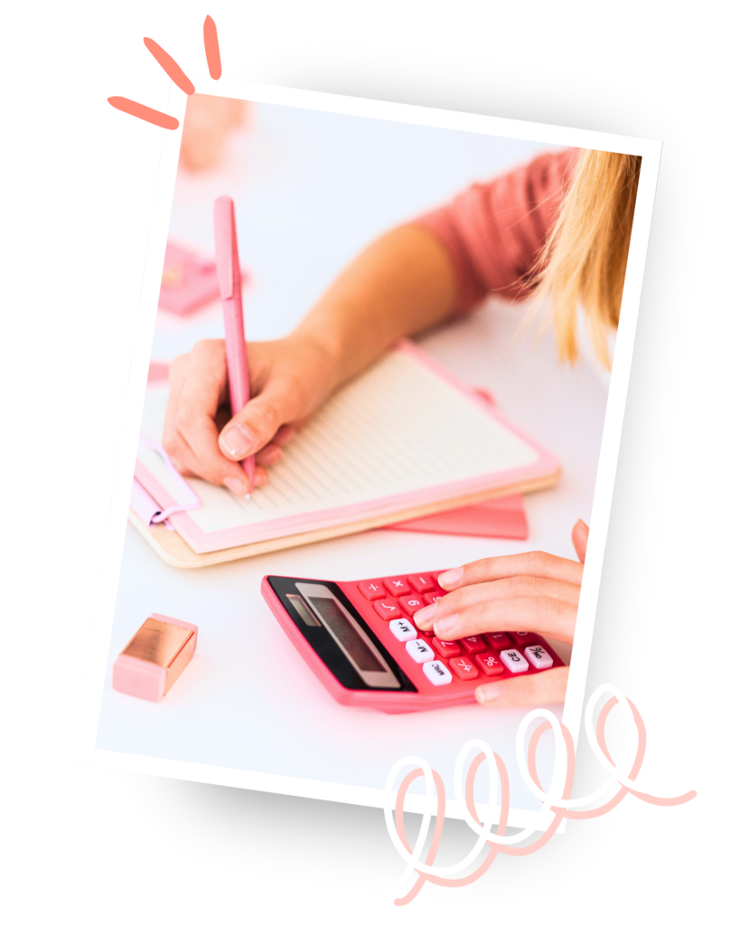 Frau mit rosa Taschenrechner und Notizbuch, die Etsy-Gebühren für ihr Handmadebusiness berechnet.